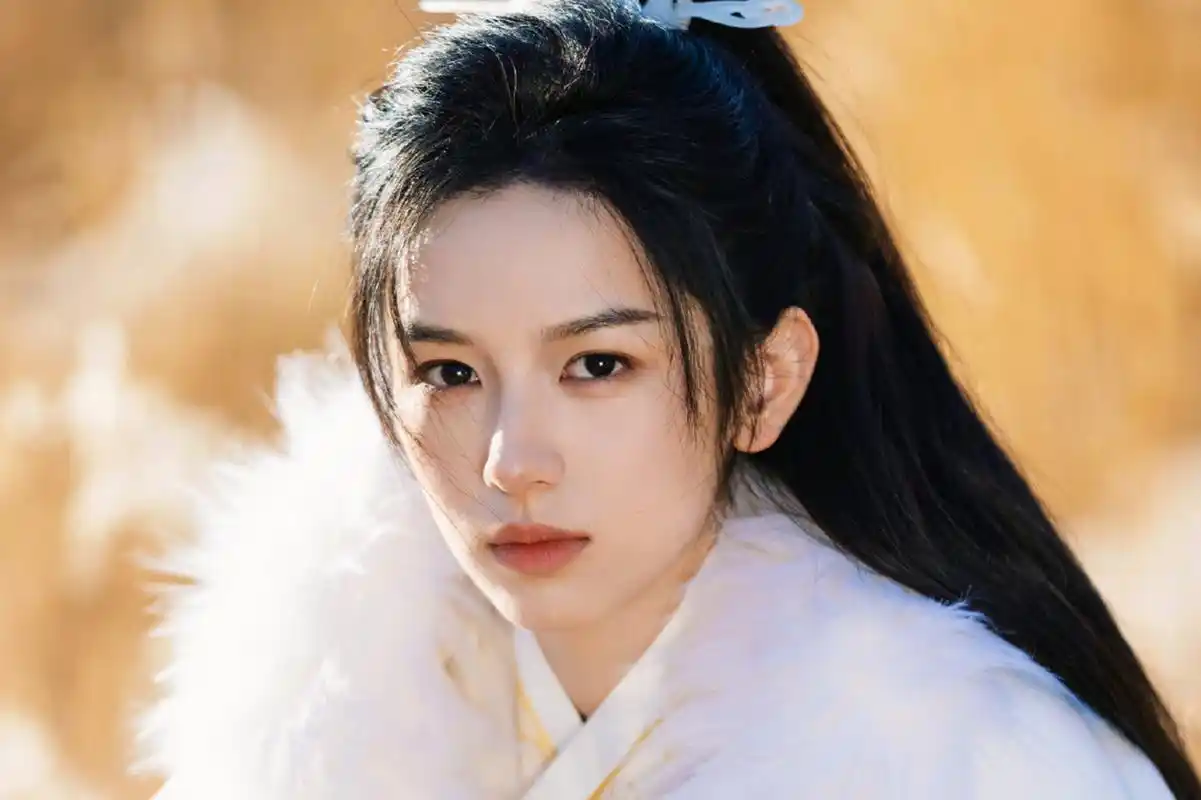 周也的公子古装造型惊艳,充满英气和自信,身着精致古装翩翩起舞,令人