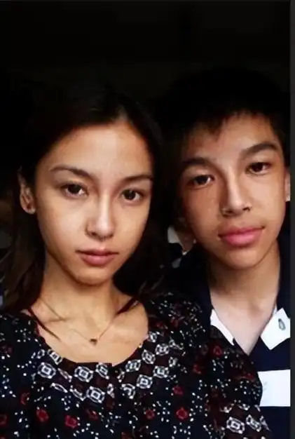 杨颖全家庆生秀幸福父母惊艳亮相宝宝服饰惹热议