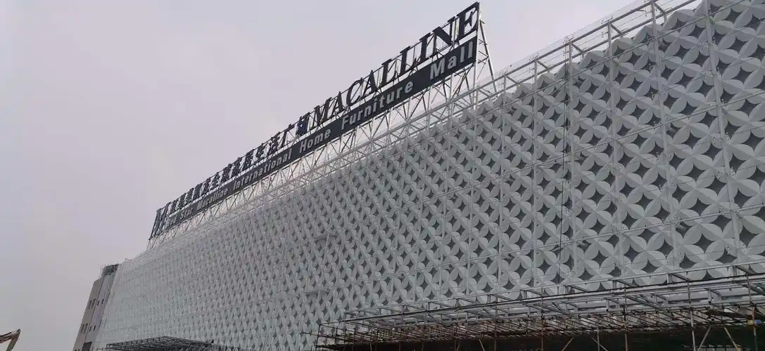 外广场外立面logo安装完毕,待调试