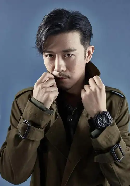 成为了近两年饰演酷帅大叔形象的演员中的一匹黑马