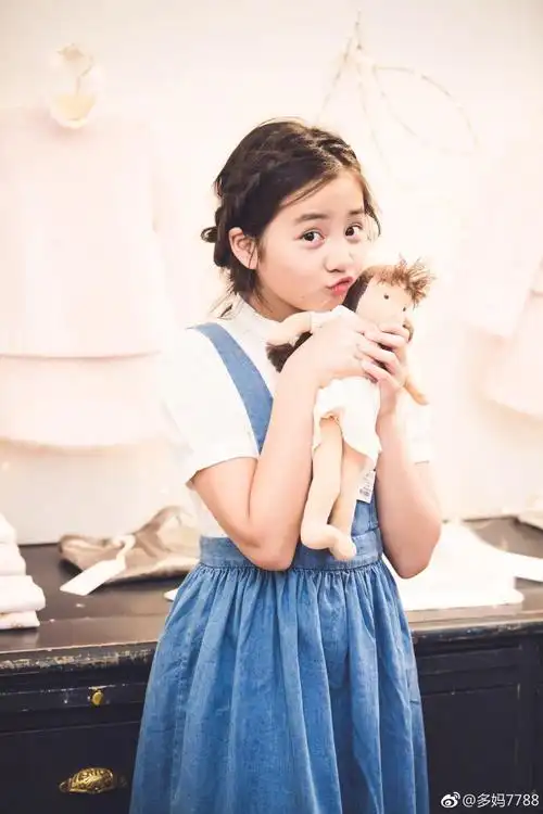 11岁黄多多长成美貌少女 黄磊夫妇骄傲晒女儿美照