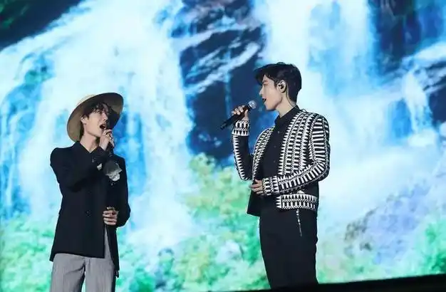 王一博肖战同台同穿西装风格却大不同肖战西装垫肩耍心机