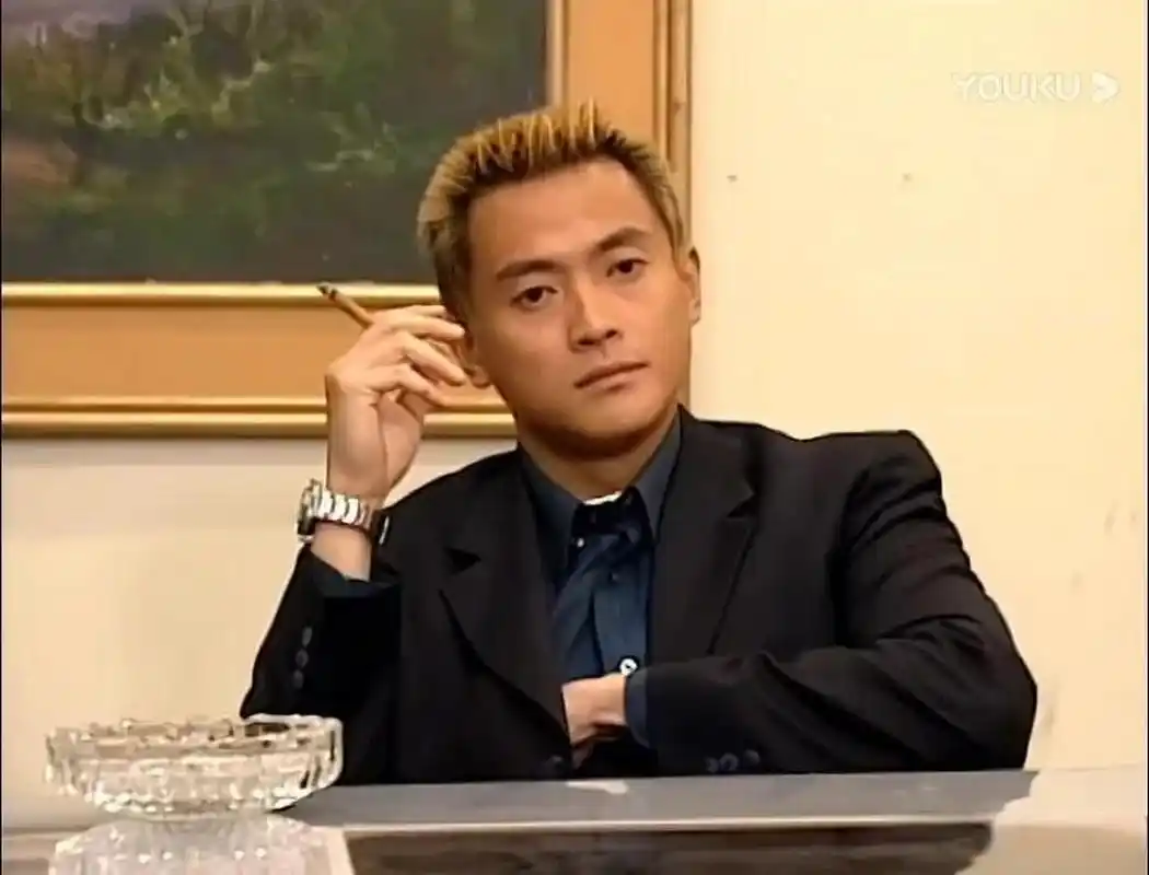 说香港男演员都抗老啊,你看这位,年轻时好歹也是标志帅哥一枚,谁能