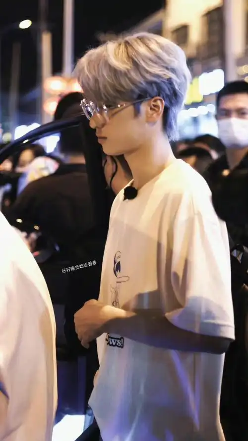 刘耀文严浩翔三亚同框路透