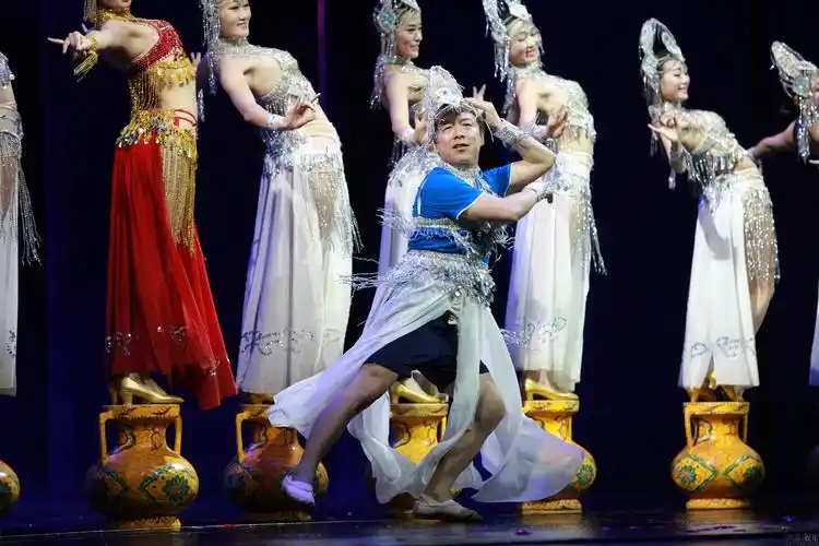 闪瞎眼黄渤水蛇舞艳压群芳