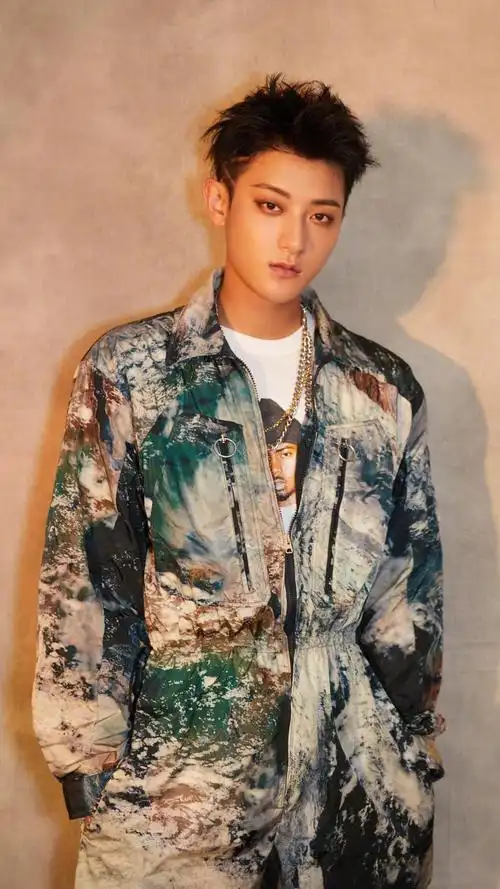 黄子韬印花卫星图连体裤时尚酷帅写真