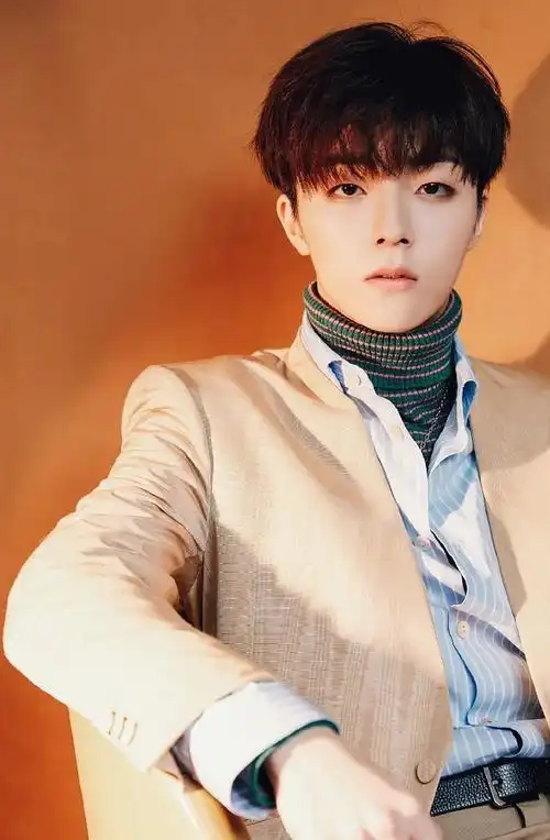 时尚帅气的00后男明星陈立农长眉俊目杂志写真