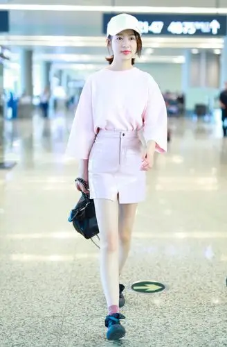 李沁机场街拍照:一身休闲装,好似粉嫩少女