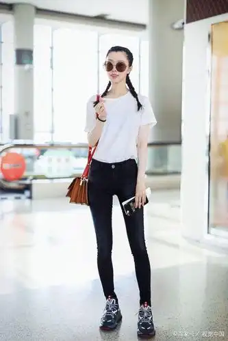 生活中的宋轶可真会穿,白色t恤配紧身裤清新可人,美得让人心动