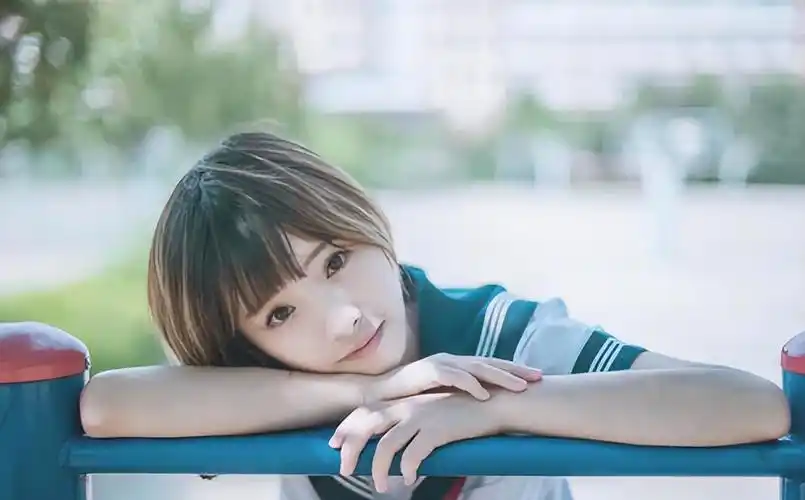 发型 女大学生发型走红,00后觉得很是潮流,网友:像极了70后大妈