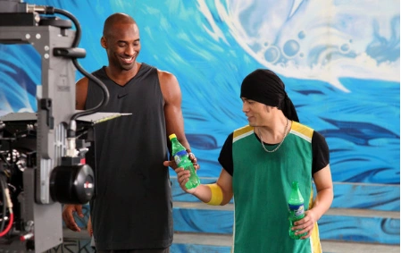 当年篮球巨星科比-布莱恩特与华语乐坛天王周杰伦合拍雪碧广告