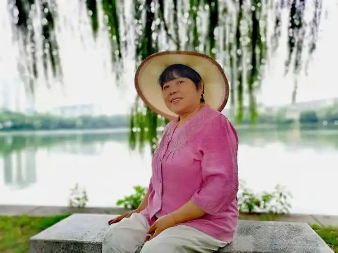 妈妈年纪大了却变小女孩了