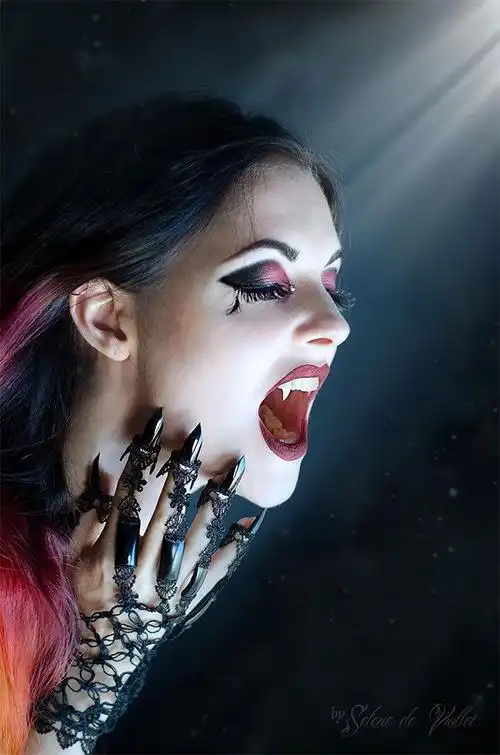 可爱,那么 stanislava spasova就是将哥特风的"阴森恐怖"发挥到了极致