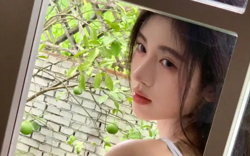 【鞠婧祎】白色吊带裙,好伟大的一张脸!