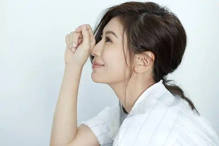 46岁贾静雯素颜超显嫩!秘诀是:最容易泄露年龄的眼周要顾好!