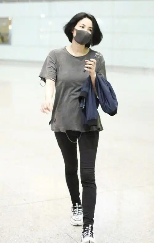 王菲超适合剪波波头,随便穿1件"烂t恤"出门,都超有国际范|t恤|发型