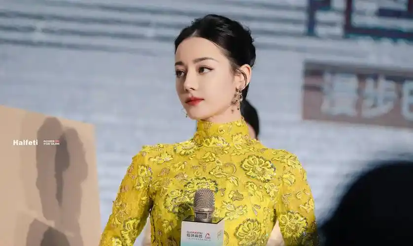 迪丽热巴一袭露背拖地旗袍造型,盈盈一握的细腰,摇曳生姿步姿_身材