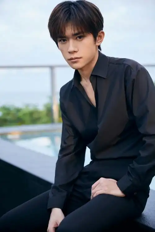 易烊千玺这组照片真的好帅啊一身黑的性感谁懂