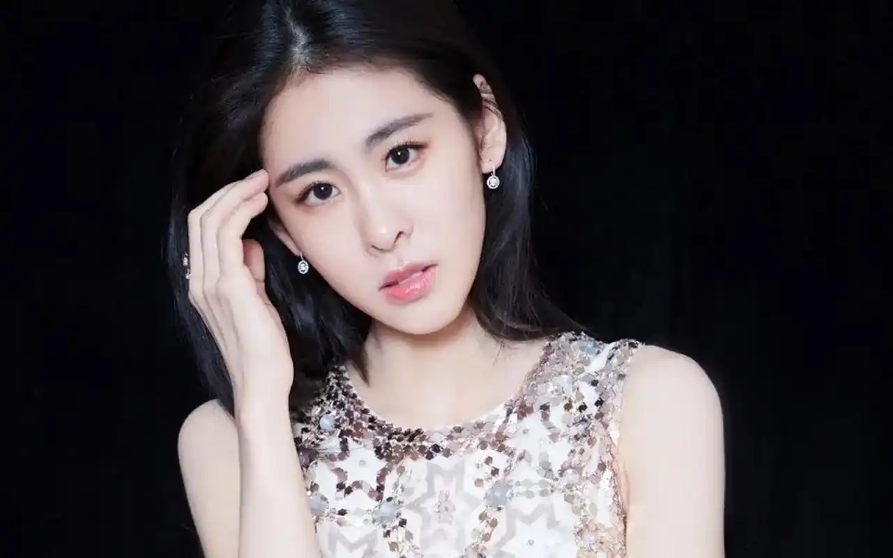 张碧晨,1989年9月10日出生于天津市,中国内地流行乐女歌手,毕业于天津