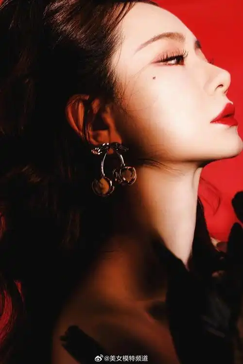 戚薇烈焰红唇明艳的黑天鹅