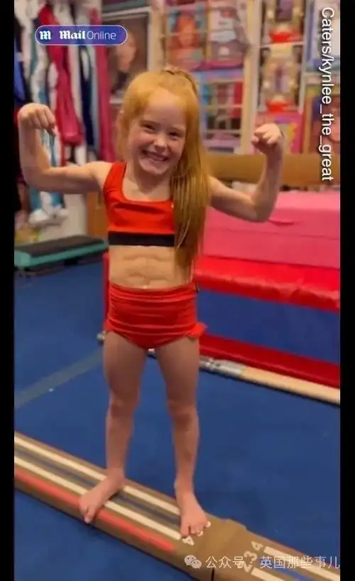 7岁女孩,6块腹肌.然而这日常画风,被亲妈当成赚钱机器?|凯莉_新浪新闻