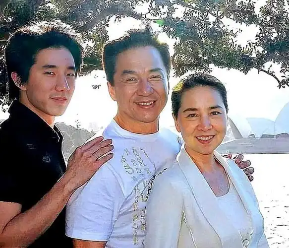 68岁成龙一家罕见一同露脸,70岁林凤娇站中间优雅端庄,她将成龙拿捏住