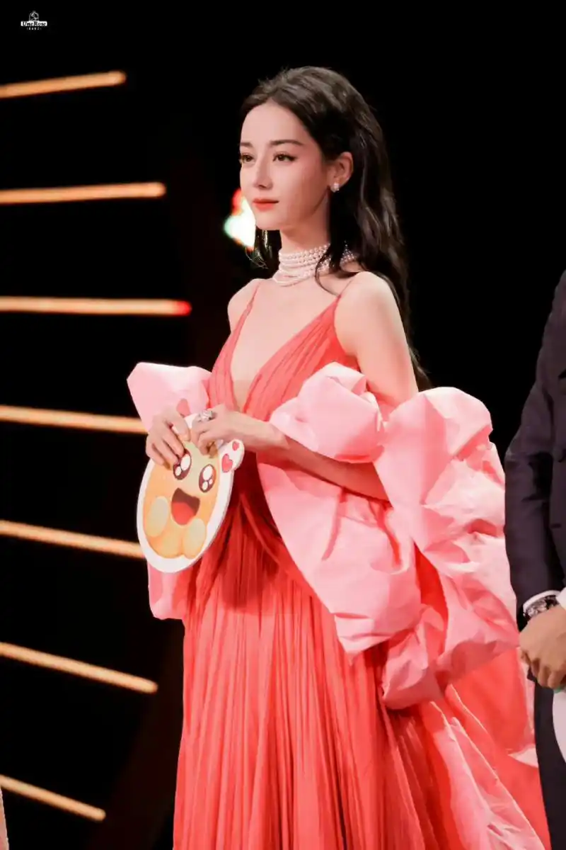 迪丽热巴异域公主风视频# 异域公主,美神降临,被#迪丽热巴# 惊艳到了