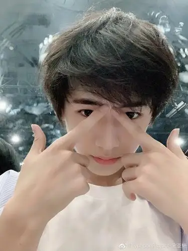 宋亚轩手控福利他的手是不是十八楼最好看的