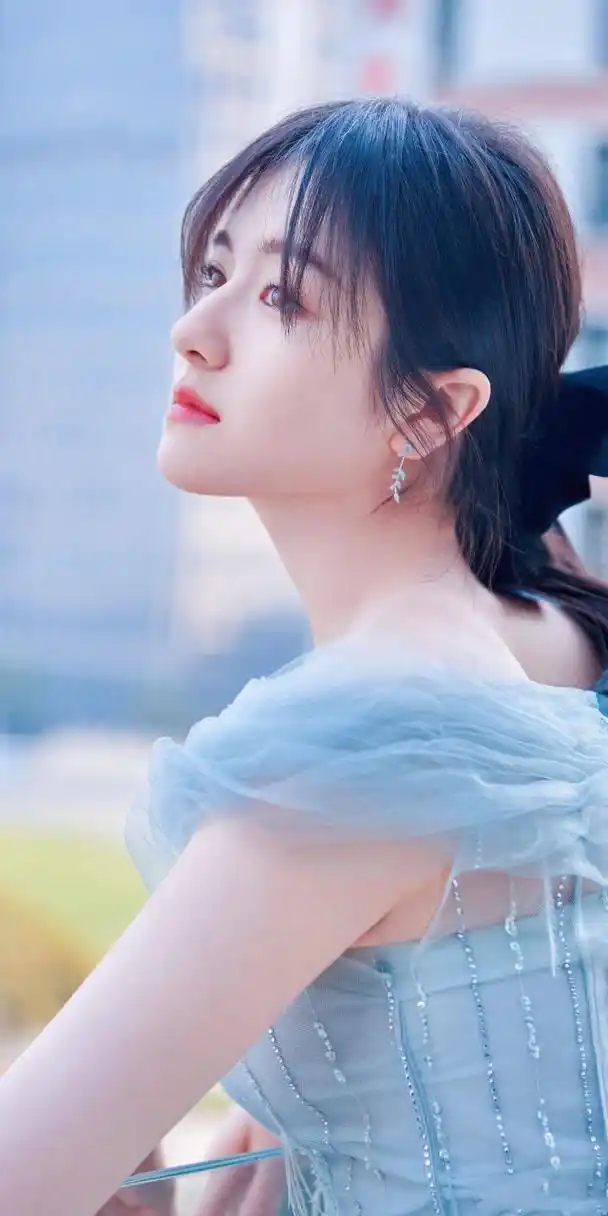 李兰迪蓝色一字肩流苏长裙造型壁纸写真