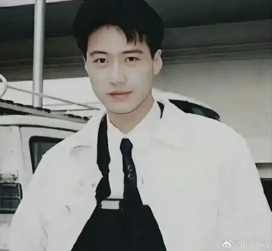 我妈说最喜欢黎明,因为他最帅,我说那你应该也喜欢王一博吧,他们长得