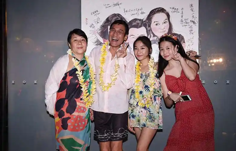 回顾演员梁家辉我这辈子最正确的决定就是娶了一个平凡的妻子