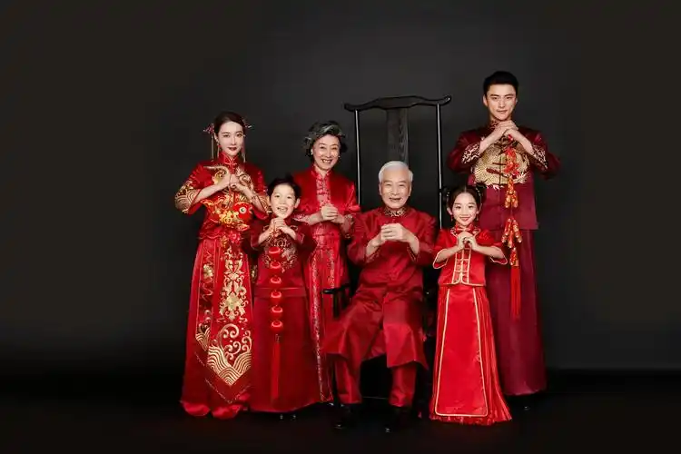 全家福摄影服装儿童摄影亲子服装中国红影楼服饰一家六口拍照服装