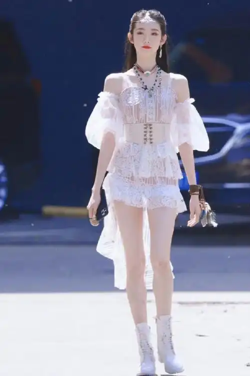 张艺凡的腿比我人还长