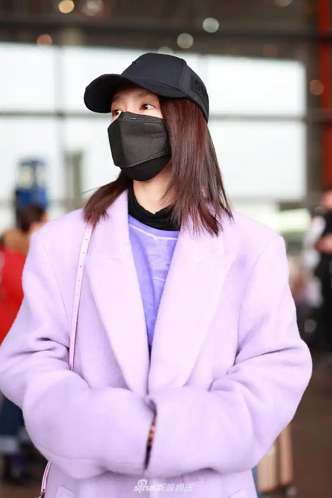组图:李沁穿香芋紫大衣甜美治愈 斜挎小粉包美回青春少女样儿