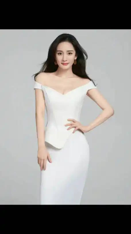 杨幂白色露肩长裙大片