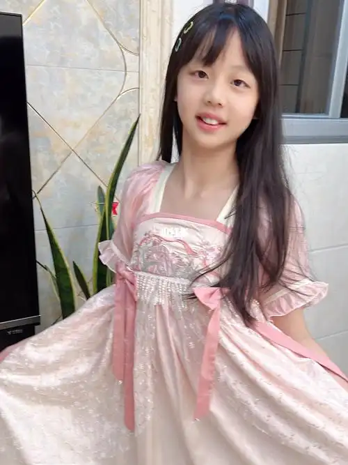 11岁小女孩穿古风裙子跳小舞蹈