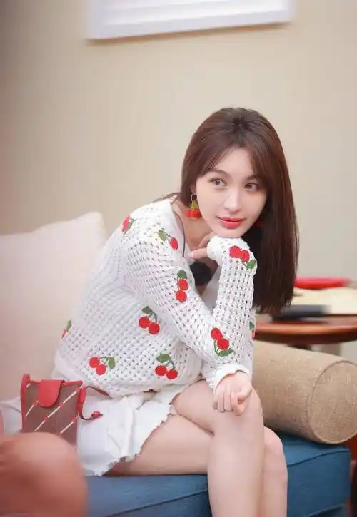原创黄晓明前女友李菲儿衣品就是好白色樱桃开衫满满少女的气质