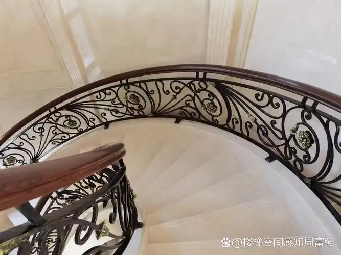 弧形铁艺楼梯,典雅与现代的完美结合!