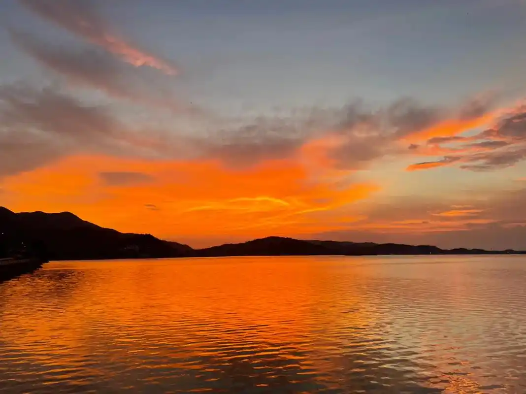 傍晚的云彩瞬息万变.眼前的云彩,刚刚还是满园盛开的鲜花,转眼 - 抖音