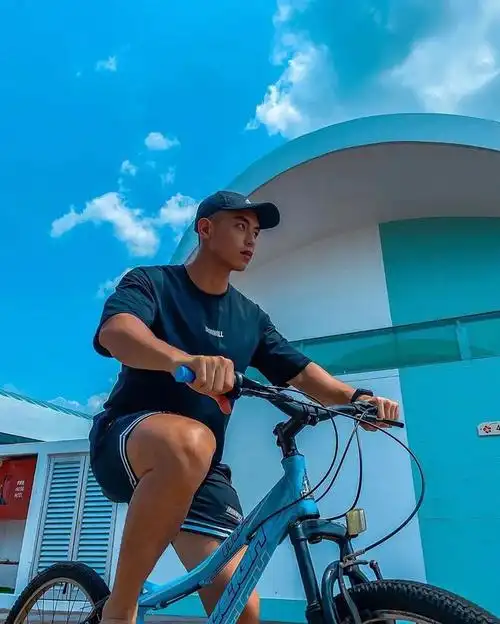 寸头肌肉小哥下海秀腱子肉泳裤都湿了