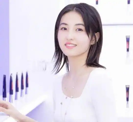 张子枫终于摆脱"锅盖头",穿白色t恤录宣传片,中分短发显成熟