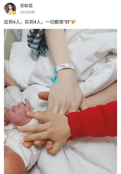 她的大女儿穿着红色毛衣十分喜庆,一家四口的手掌紧紧地牵连在一起