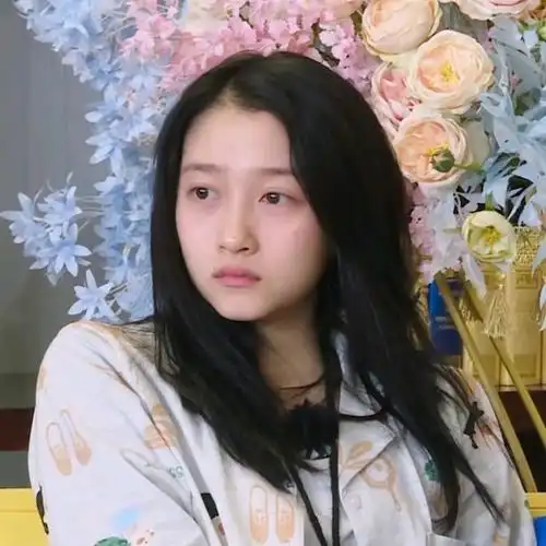 7515关晓彤素颜是不是比上妆好看啊!