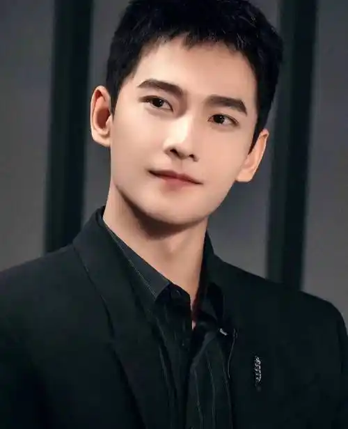 李沁新恋情曝光,与年仅19岁的杨洋续情,网友:专心事业_成绩_电视剧