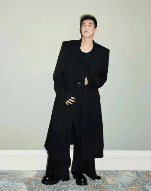 文体两开花!前继伟后艾伦!受邀参加巴黎世家大秀还拍时尚大片_辽篮_篮