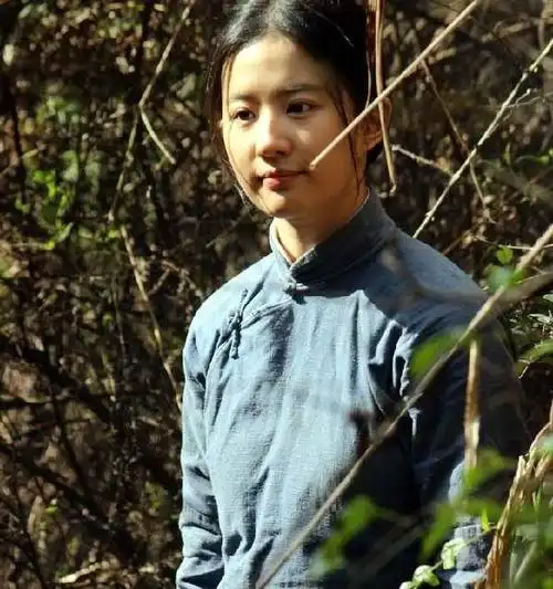 村姑刘亦菲别样美:图为刘亦菲主演战争剧情片《烽火芳菲》剧照