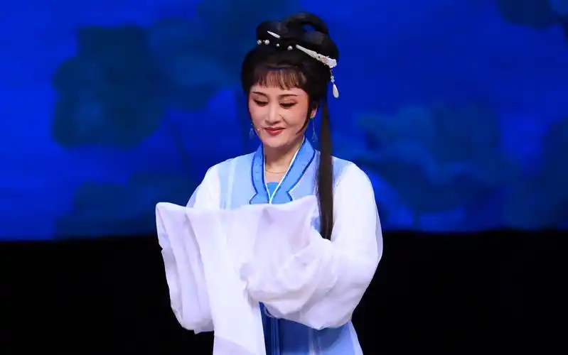 回顾越剧名家单仰萍:曾被剧团劝退,丈夫被判刑后她现状如何?