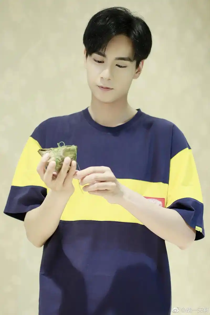 胡一天凭借《小美好》爆红!这位有颜有才的小哥哥终于火了!