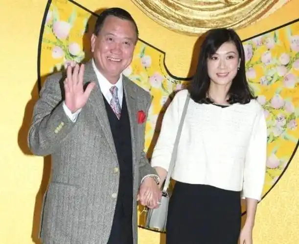 万梓良和妻子的甜蜜生活引发了网友的广泛关注和讨论.