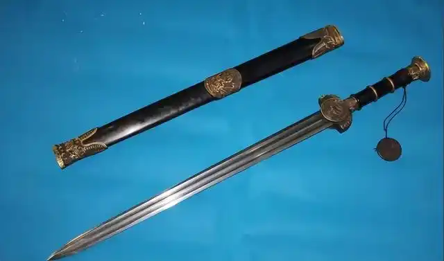 2010年重庆老农捡到一把清朝铁剑,被要求其上交,他却磨成了菜刀